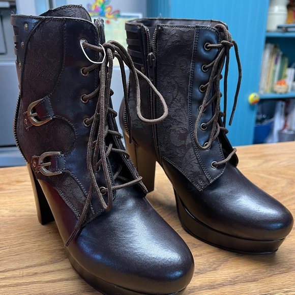 Pyramid Collection Shoes - Elegant Lace-Up Brown Ankle Boots